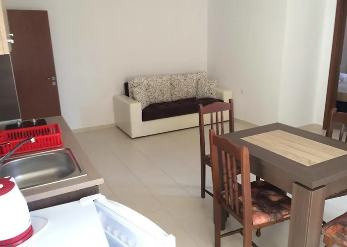 Sunrise Apartments, アパート