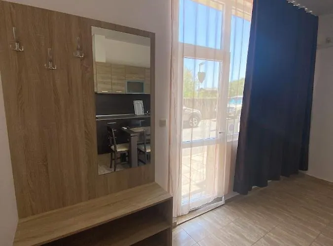 Sunrise Apartments, 포마리